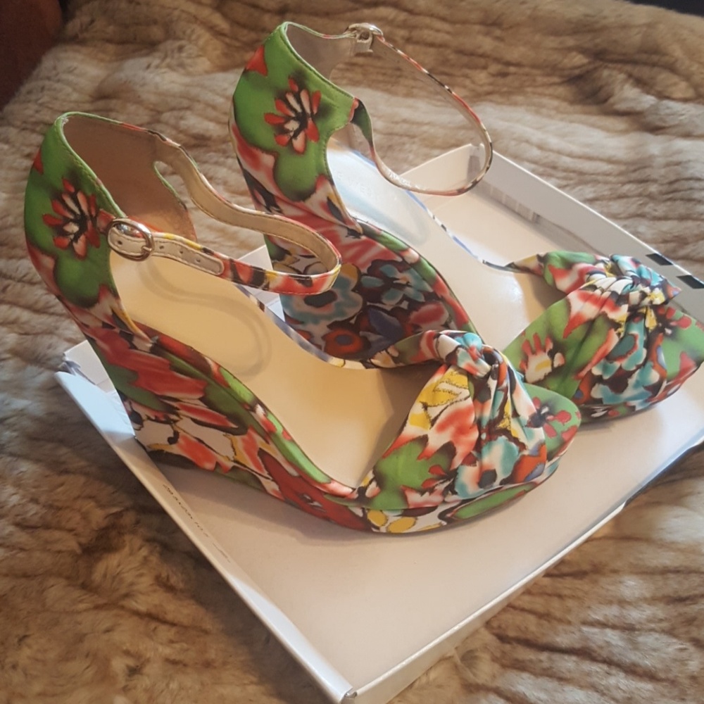 Multi Color Tie Knot Wedge